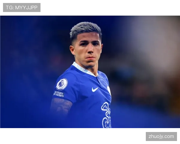 德容与恩佐·费尔南德斯的中场组织能力差异：节奏控制、推进效率与决策机制解析