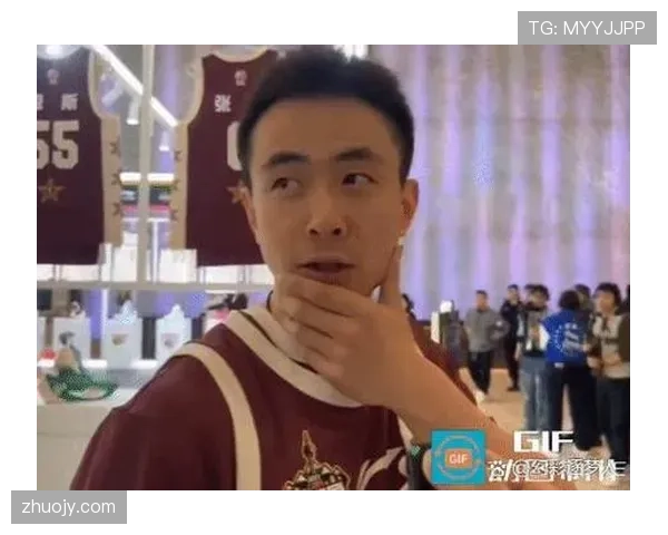 赵继伟训练间隙竟然穿着大牌拖鞋,场下生活跟球场判若两人啊 赵继伟训练间隙竟然穿着大牌拖鞋,场下生活跟球场判若两人啊